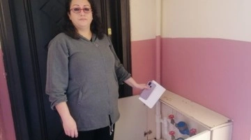Kiracısını evden çıkarmak için su sayacının borusunu kesti