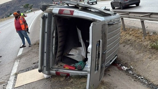 Kırıkkale'de hafif ticari araç devrildi; 1 ölü, 1 yaralı
