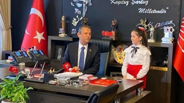 Koltuğunu Dora'ya bırakan Özgür Özel: "İyice yerleşmezseniz, kaldırabilirler"