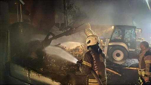 Küçükçekmece'de geri dönüşüm tesisinde çıkan yangın söndürüldü