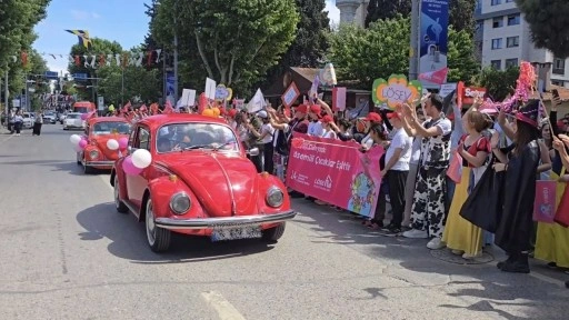 LÖSEV Bağdat Caddesi'nde farkındalık korteji düzenledi