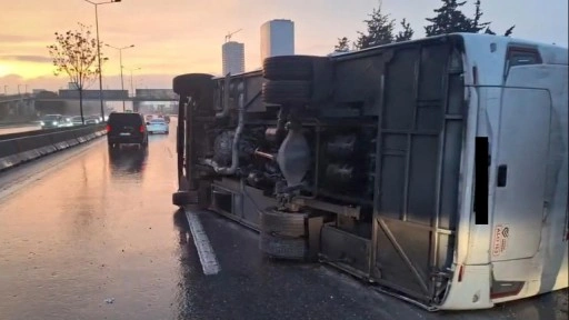 Maltepe D-100'de servis minibüsü devrildi