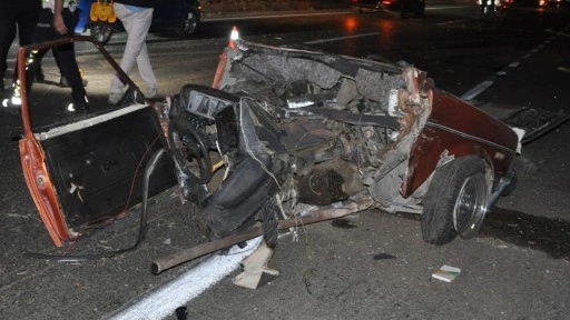 Manisa’da kamyonet ile çarpışan otomobil ikiye ayrıldı: 5 ölü, 6 yaralı