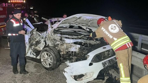 Manisa'da otomobil kamyona arkadan çarptı: 1 ölü, 2 yaralı