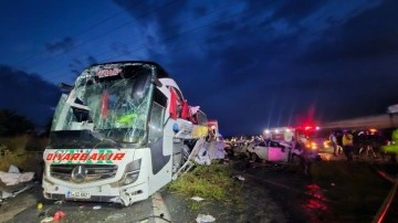 Mersin'de karşı şeride geçen yolcu otobüsü, 3 araçla çarpıştı