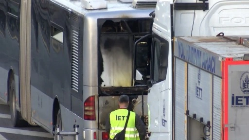 Metrobüs'te yangın çıktı!
