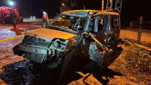 Minibüs ile hafif ticari araç kafa kafaya çarpıştı: 7 yaralı