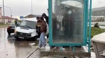 Minibüs kaldırımda yürüyenlere çarptı: 1 ölü 2 yaralı
