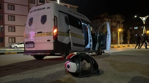 Motosiklet kaldırıma çarptı; 1 ölü, 1 yaralı