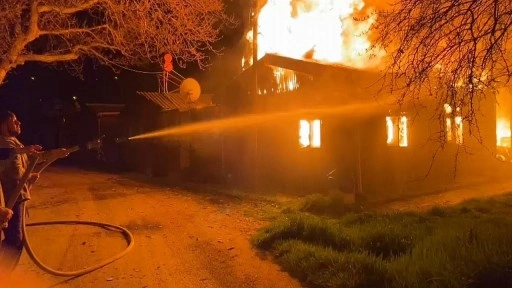 Mudanya'da elektrik direğinden çıkan yangında 18 ev kullanılmaz hale geldi