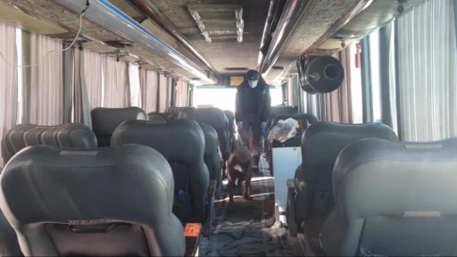 Otobüste yangın söndürme tüpüne gizlenmiş 8 kilo skunk ele geçirildi