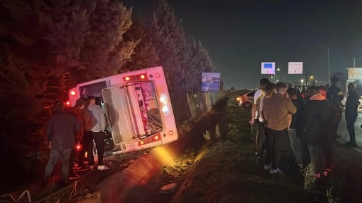 Otomobil ile çarpışan midibüs devrildi: 1’i ağır 8 yaralı