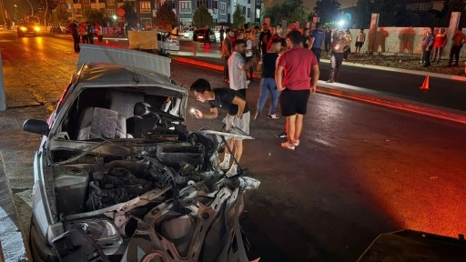 Otomobil karşı şeride geçip 2 otomobille çarpıştı; 1 ölü, 8 yaralı!