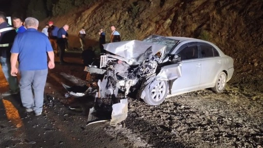 Otomobil orman yangınına su taşıyan tankere çarptı: 1'i ağır 2 yaralı