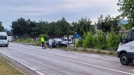 Otomobiliyle refüje çarpan makam şoförü öldü