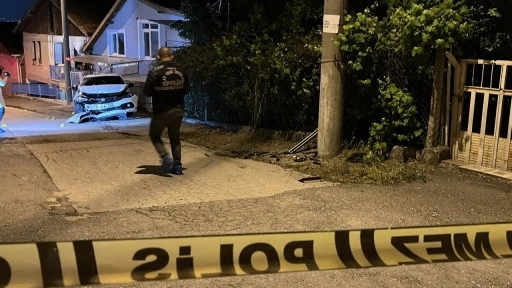 Otomobille seyir halindeyken silahlı saldırıya uğrayan sürücü yaralandı