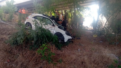 Otoyolda üst geçidin ayağına çarpan otomobilin sürücüsü öldü