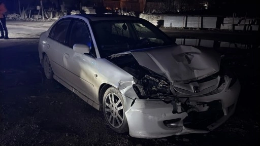 Park halindeki hafif ticari araca çarpan otomobilin sürücüsü, aracını bırakıp kaçtı