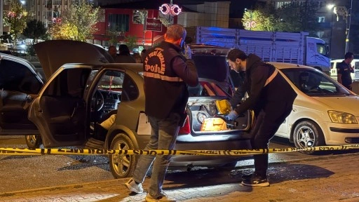 Park halindeki otomobilde çakmak gazı patladı