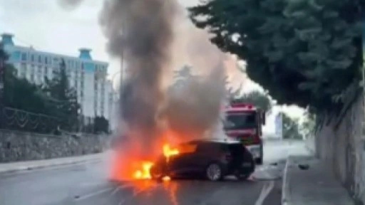 Pendik'te seyir halindeki otomobil alev alev yandı