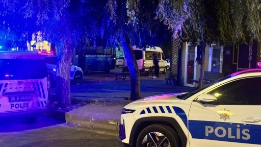 Polis, aranması olan kişiyi düğünde gözaltına almak isteyince arbede çıktı
