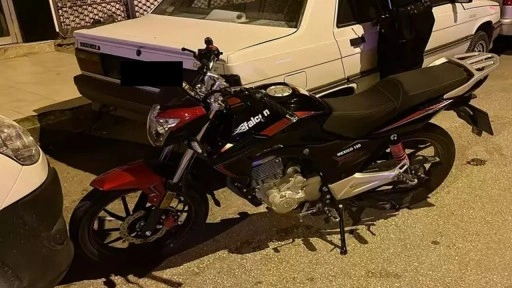 Polisi görünce motosikleti bırakıp kaçtılar