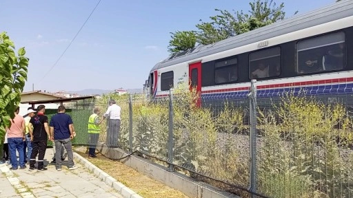 Raylardan geçerken yolcu treninin çarptığı genç adam öldü