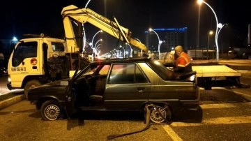 Refüjdeki reklam panosuna çarpan otomobilin sürücüsü 2.93 promil alkollü çıktı