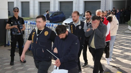 Sahte araç kiralama sitesi üzerinden 122 kişiyi dolandıran 52 şüpheli tutuklandı