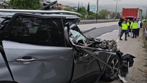 Sakarya'da feci kaza! Cip demir yığınına döndü