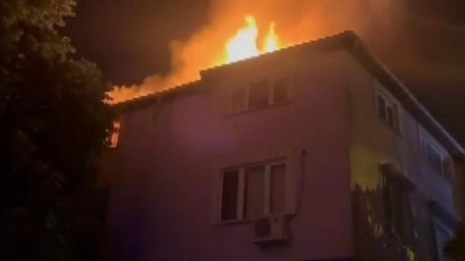 Sarıyer'de 3 katlı anaokulunun çatısı alev alev yandı