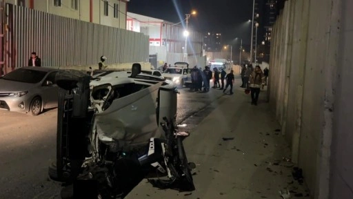 Sarıyer’de hafif ticari araç motosikletin üzerine devrildi: 2 yaralı