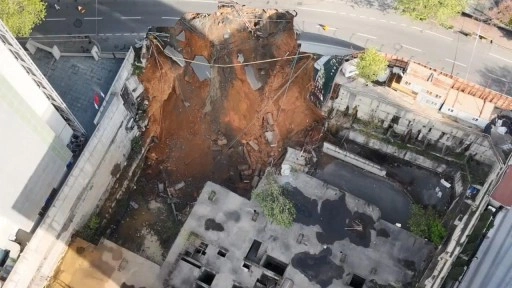 Sarıyer'de yol çöktü: Eski Büyükdere Caddesi trafiğe kapatıldı