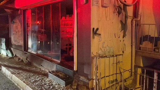 Sarıyer&rsquo;de zemininde kayma oluşan bina gecekonduya yaslandı