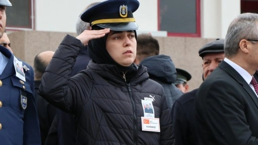 Şehit ağabeyinin cenazesini, asker selamıyla karşıladı