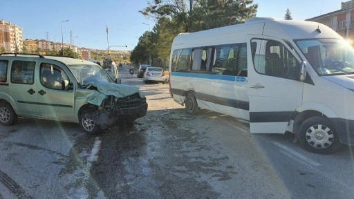 Servis minibüsü ile hafif ticari araç çarpıştı: 8'i öğrenci, 9 yaralı