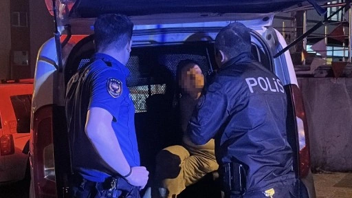 Sevgilisinden ayrılan alkollü kadın, annesini bıçakla rehin aldı