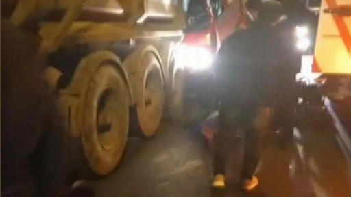 Silivri TEM Otoyolu'nda zincirleme kaza; yaralı şoförü itfaiye kurtardı