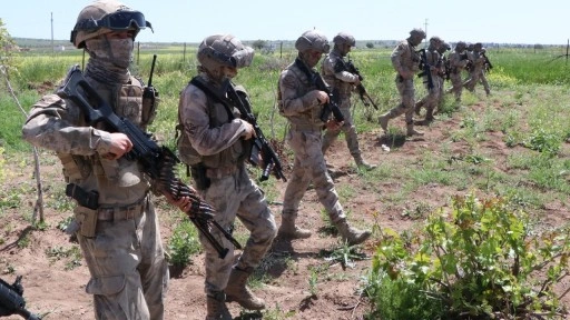 Sınırı kaçak yollarla geçen 2 Suriyeli, yaralı bulundu