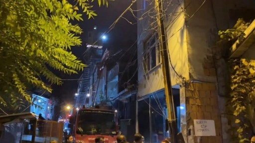 Şişli’de 3 katlı binanın çatısında yangın