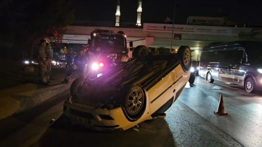 Şişli'de kaldırıma çıkan otomobil takla attı; sürücü yara almadan kurtuldu