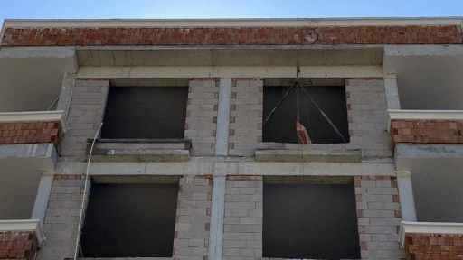 Sıva yaparken altındaki kalas kırıldı, asansör boşluğuna düşüp öldü