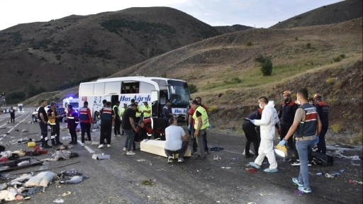 Sivas'ta yolcu otobüsü devrildi: 4 ölü, 40 yaralı