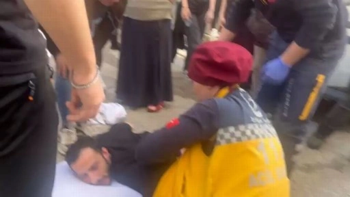 Sokakta yürürken sırtından bıçaklandı