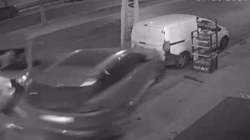 Sultangazi'de hafif ticari araç park halindeki otomobile çarptı: 2 yaralı