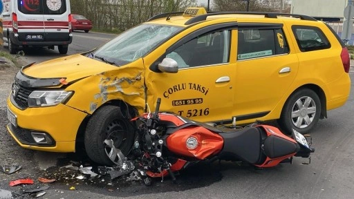 Taksi ile çarpışan motosikletin sürücüsü ağır yaralandı