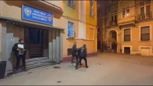 Taksim’de kaldırımda uyuyan kişinin cebinden telefonunu çalan şüpheli tutuklandı