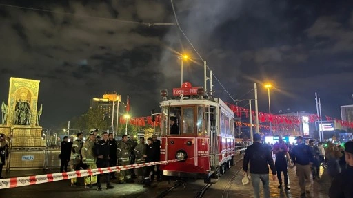 Taksim'de nostaljik tramvay alev aldı