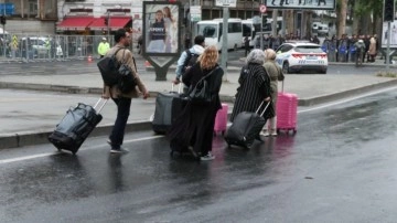 Taksim’deki otellerde kalan turistler yürüyerek alandan ayrıldı