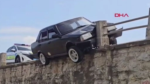 Tarihi köprünün bariyerine çarpan otomobil asılı kaldı